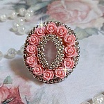 Bague Parisian Roses brod&eacute;e avec une pierre de gemme : le Quartz Rose orn&eacute; de cabochons ronds en forme de rose avec des rocailles Argent&eacute;es japonaises en verre, le tout est mont&eacute; sur bague en laiton